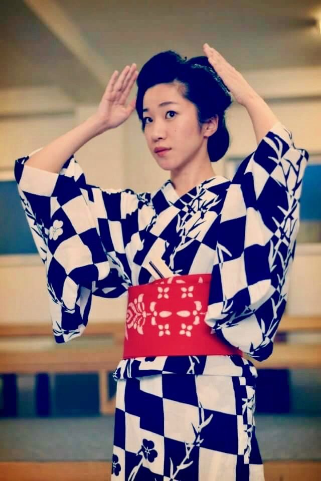 浴衣を着た女